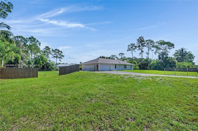 15859 N 68th Ct N, Loxahatchee, FL 33470 - view of yard with driveway