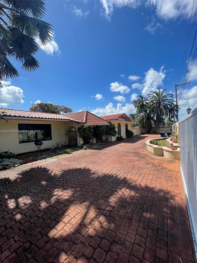5550 SW 87th Ave, Miami, FL 33165 - view of front of property with stucco siding and a tiled roof