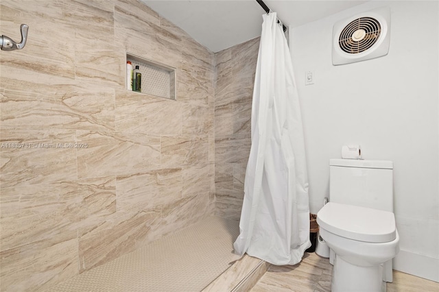 2946 SW 26th St, Miami, FL 33133 - bathroom featuring tiled shower, lofted ceiling, and wood finished floors
