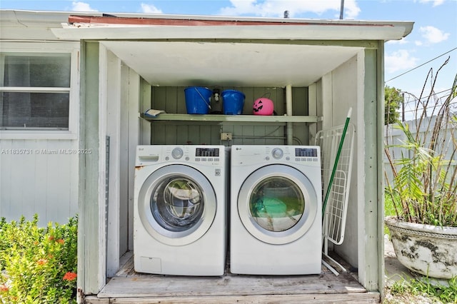2946 SW 26th St, Miami, FL 33133 - laundry area featuring independent washer and dryer