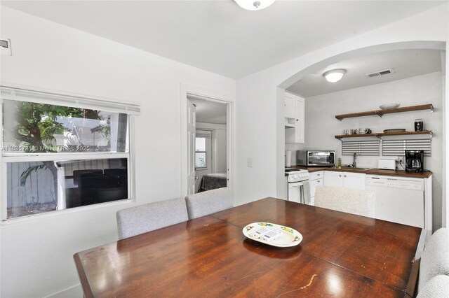 2946 SW 26th St, Miami, FL 33133 - dining area with arched walkways