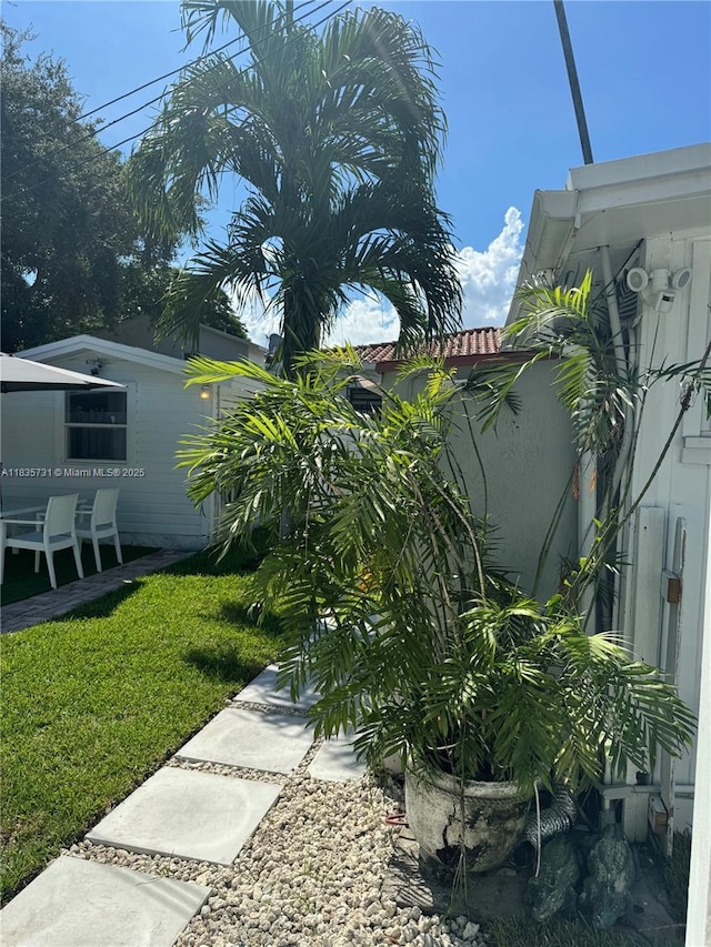2946 SW 26th St, Miami, FL 33133 - view of green lawn