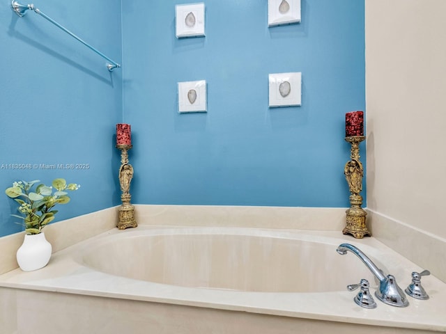 2249 NE 9th Ave, Wilton Manors, FL 33305 - full bath with a garden tub