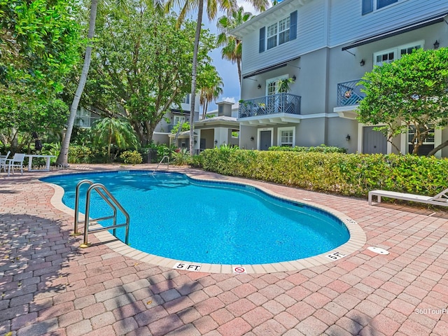 2249 NE 9th Ave, Wilton Manors, FL 33305 - community pool with a patio area