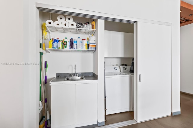 901 Brickell Key Blvd Unit 3607, Miami, FL 33131 - laundry room featuring cabinet space, washing machine and dryer, and wet bar
