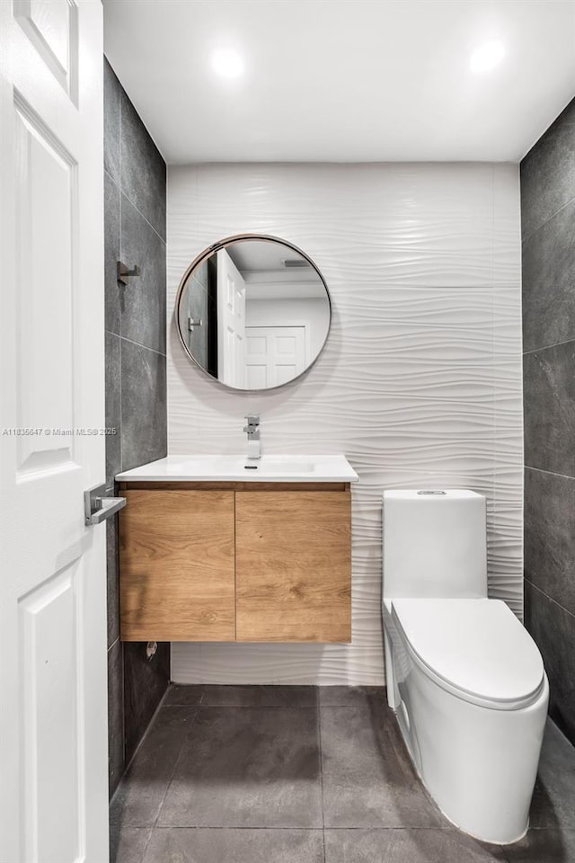 21160 Mainsail Cir Unit H12, Aventura, FL 33180 - bathroom featuring tile walls and vanity