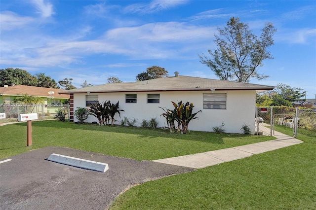 400 NE 2nd St, Boynton Beach, FL 33435 - view of front of home with stucco siding and a gate