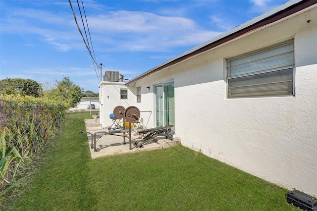 400 NE 2nd St, Boynton Beach, FL 33435 - view of yard with a patio area