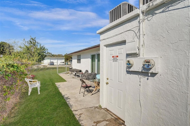 400 NE 2nd St, Boynton Beach, FL 33435 - view of grassy yard featuring a patio