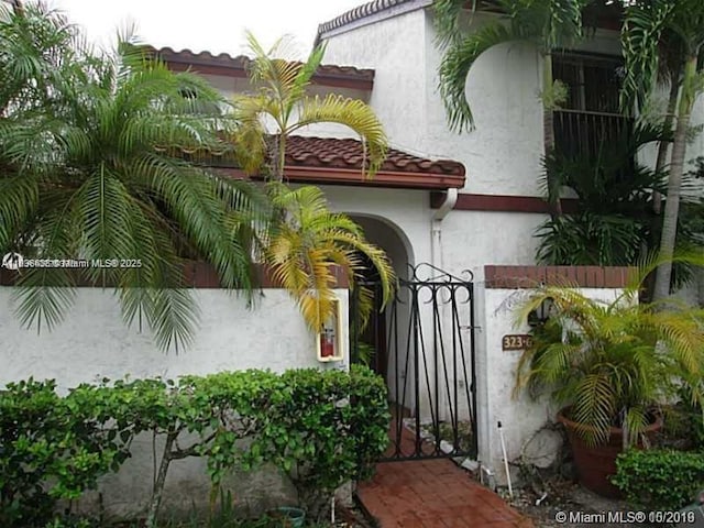 323 Ives Dairy Rd Unit 323-06, Miami, FL 33179 - view of gate