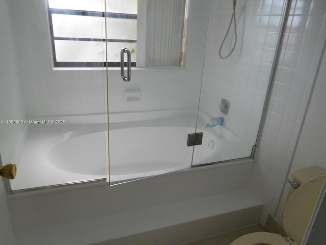 323 Ives Dairy Rd Unit 323-06, Miami, FL 33179 - full bath featuring enclosed tub / shower combo and toilet