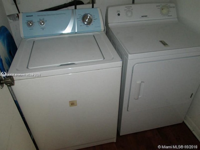 323 Ives Dairy Rd Unit 323-06, Miami, FL 33179 - laundry room with washing machine and dryer and dark wood-type flooring