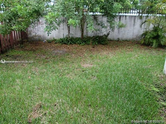 323 Ives Dairy Rd Unit 323-06, Miami, FL 33179 - view of yard