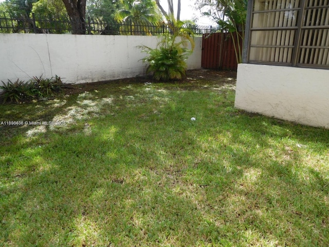 323 Ives Dairy Rd Unit 323-06, Miami, FL 33179 - view of yard