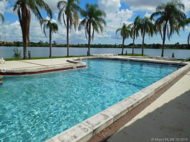 323 Ives Dairy Rd Unit 323-06, Miami, FL 33179 - community pool with a water view