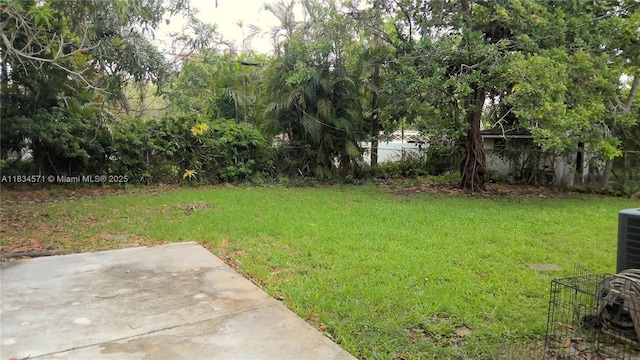 841 NE 139th St, North Miami, FL 33161 - view of green lawn featuring a patio area
