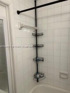 10441 Mahogany Key Cir Unit 202, Miami, FL 33196 - full bath featuring bathing tub / shower combination