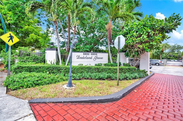 6886 N Kendall Dr Unit D102, Pinecrest, FL 33156 - view of community sign