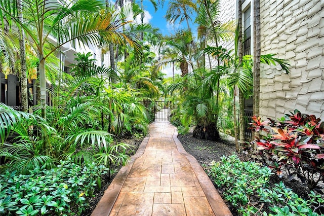 6886 N Kendall Dr Unit D102, Pinecrest, FL 33156 - surrounding community with a gate