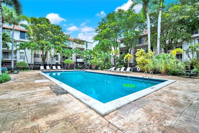 6886 N Kendall Dr Unit D102, Pinecrest, FL 33156 - community pool with a patio area