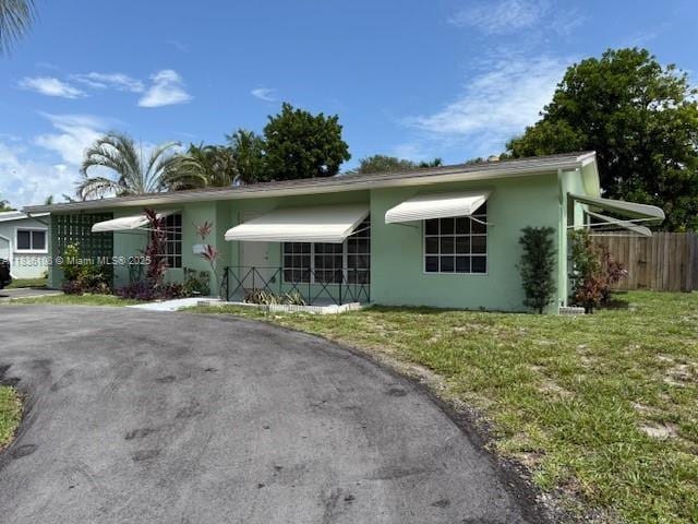 917 SE 15th Ct, Deerfield Beach, FL 33441 - view of front of home with stucco siding and asphalt driveway