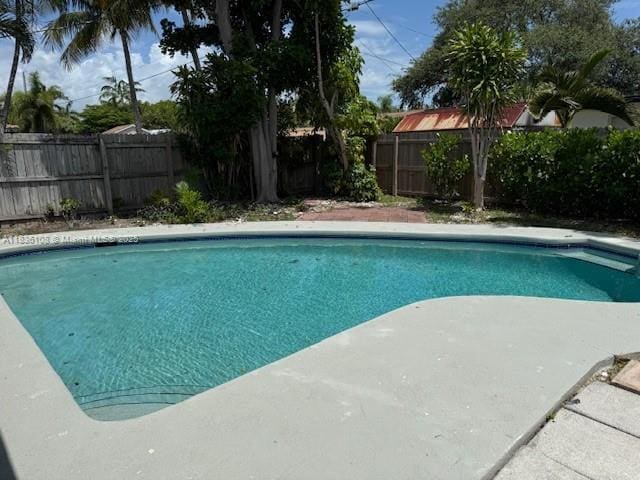 917 SE 15th Ct, Deerfield Beach, FL 33441 - view of swimming pool featuring a fenced backyard