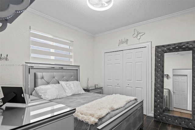 8775 NW 168th St, Miami Lakes, FL 33018 - bedroom featuring ornamental molding, a textured ceiling, dark wood-type flooring, and a closet