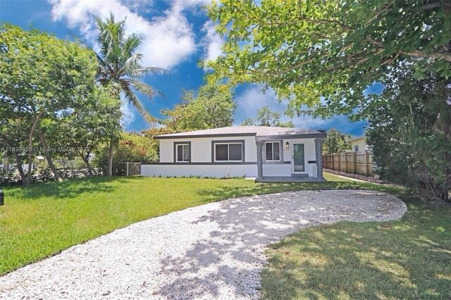 990 NE 159th St, North Miami Beach, FL 33162 - ranch-style home featuring stucco siding