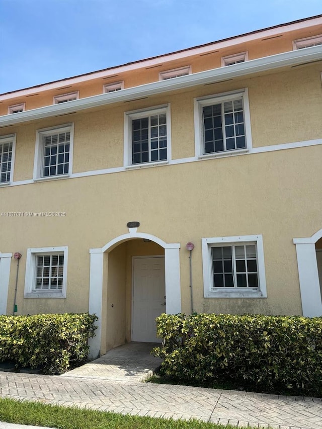 2050 NE 167th St Unit 3-124, North Miami Beach, FL 33162 - multi unit property featuring stucco siding