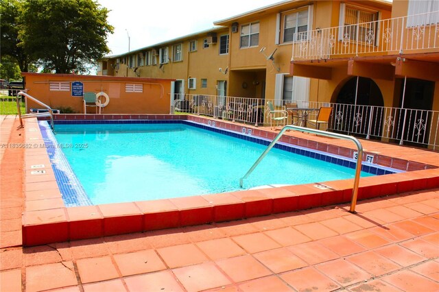 1154 W 35th St Unit 221, Hialeah, FL 33012 - view of community pool