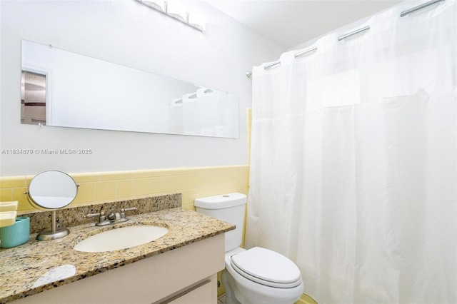 4803 NW 47th Ter, Tamarac, FL 33319 - full bath featuring vanity, tile walls, wainscoting, and curtained shower