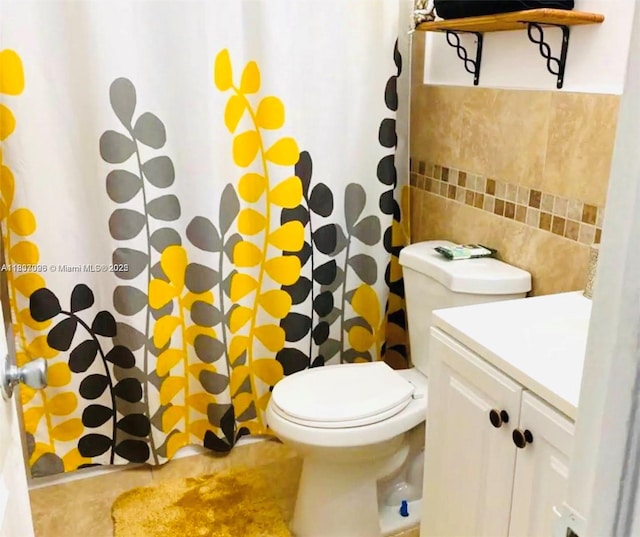 1236 NE 109th St, Miami, FL 33161 - full bathroom featuring tile walls, vanity, curtained shower, and tile patterned floors