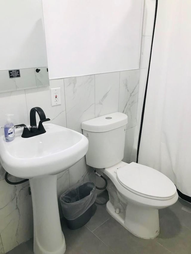 1236 NE 109th St, Miami, FL 33161 - bathroom featuring tile walls, tile patterned floors, and wainscoting