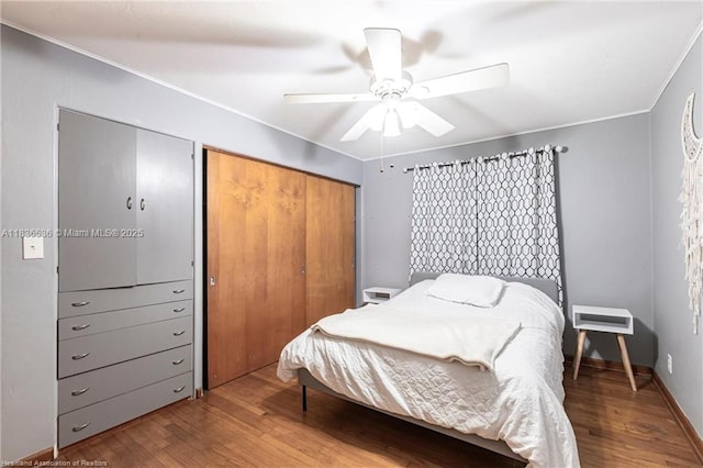 2600 Lakeview Dr, Sebring, FL 33870 - bedroom featuring wood finished floors, a closet, ornamental molding, and ceiling fan