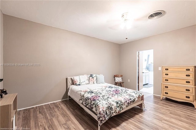 2600 Lakeview Dr, Sebring, FL 33870 - bedroom featuring light wood-style floors, ensuite bath, and ceiling fan