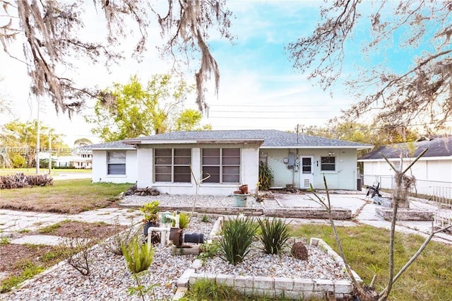 2600 Lakeview Dr, Sebring, FL 33870 - rear view of house featuring stucco siding
