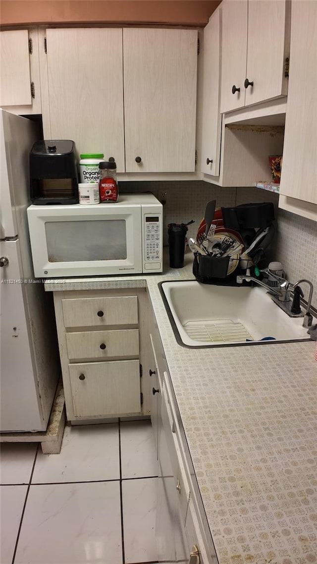 2899 Collins Ave Unit 821, Miami Beach, FL 33140 - kitchen with white appliances, light countertops, and tasteful backsplash