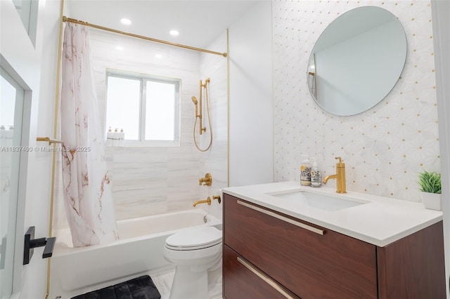 121 SE 7th St, Pompano Beach, FL 33060 - full bath featuring shower / tub combo with curtain, vanity, and recessed lighting