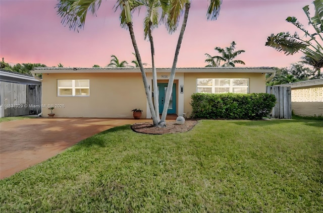 1533 Shenandoah St, Hollywood, FL 33020 - ranch-style home with stucco siding and a front lawn