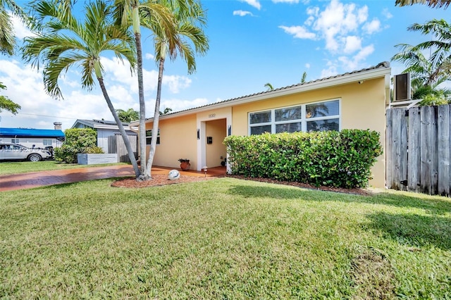 1533 Shenandoah St, Hollywood, FL 33020 - view of front of house with stucco siding and driveway
