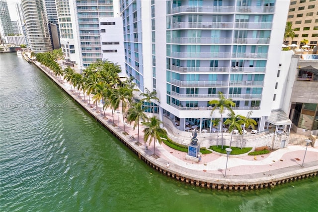 335 S Biscayne Blvd Unit 3108, Miami, FL 33131 - view of urban area featuring a large body of water and apartment complex / building