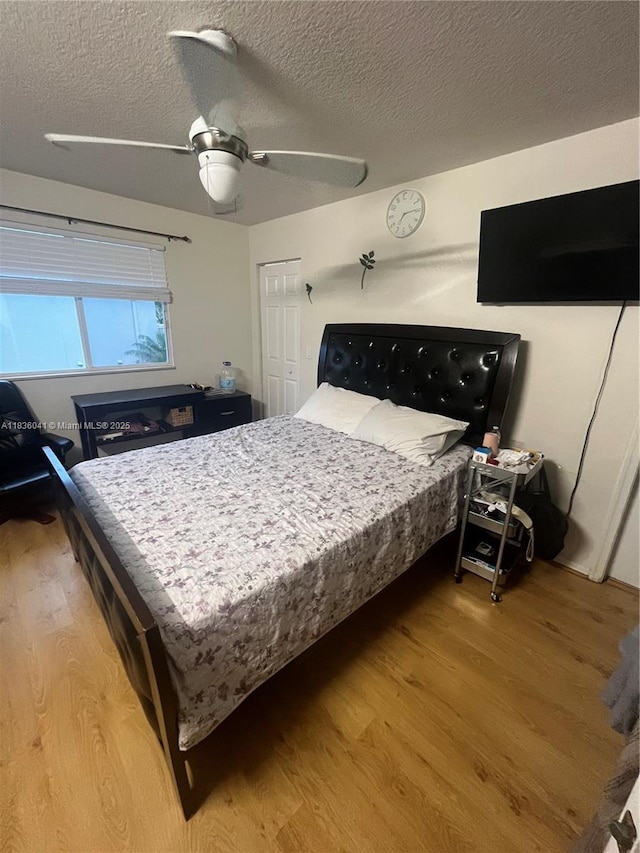 5963 Royal Way, Tamarac, FL 33321 - bedroom featuring wood finished floors, a textured ceiling, ceiling fan, and a closet