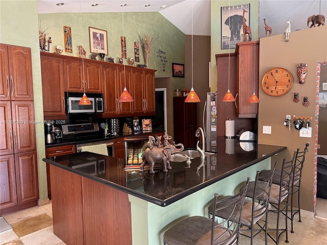 8878 SW 59th St, Cooper City, FL 33328 - kitchen featuring stainless steel appliances, dark countertops, a kitchen breakfast bar, a peninsula, and decorative light fixtures