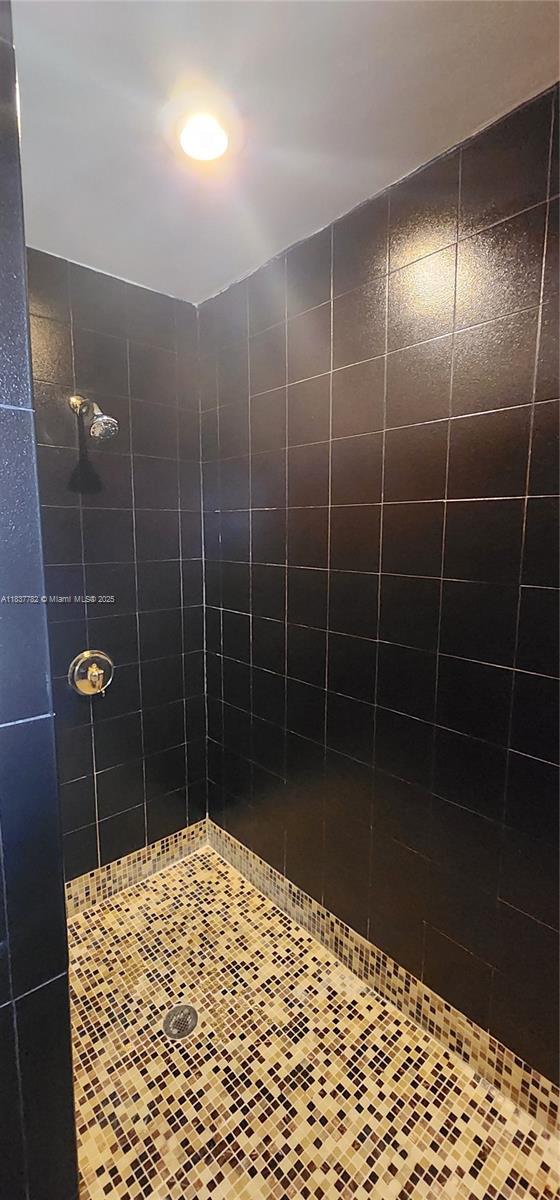 2957 Oak Park Cir, Davie, FL 33328 - full bath with a tile shower