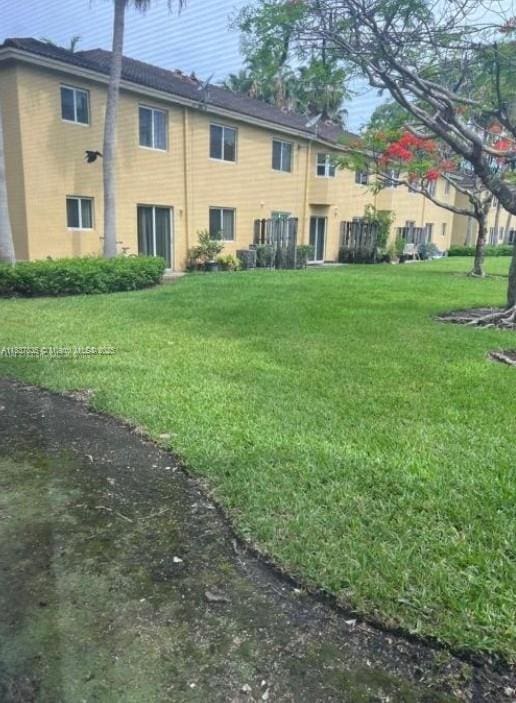 3395 NE 9th St Unit 104, Homestead, FL 33033 - view of grassy yard