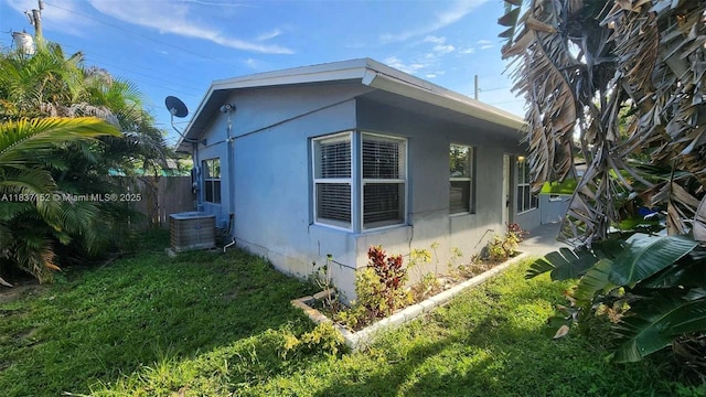 1524 NE 31st Ct, Pompano Beach, FL 33064 - view of side of home with stucco siding