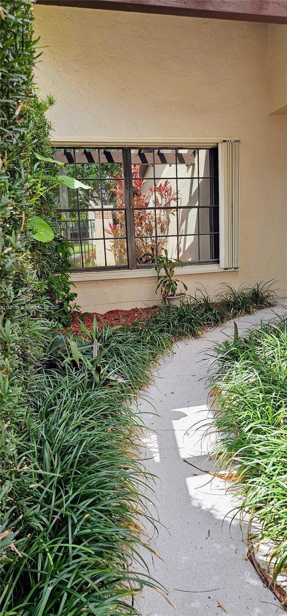 10194 SW 137th Ct Unit 10194, Miami, FL 33186 - exterior view of stucco siding