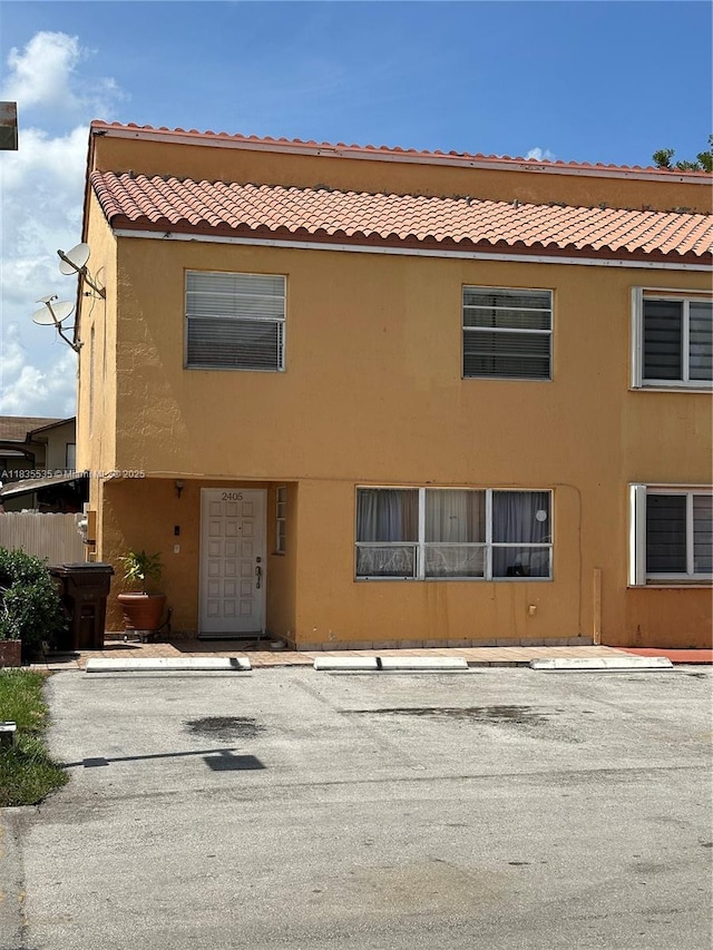 2405 W 54th Pl Unit 03, Hialeah, FL 33016 - view of property with uncovered parking