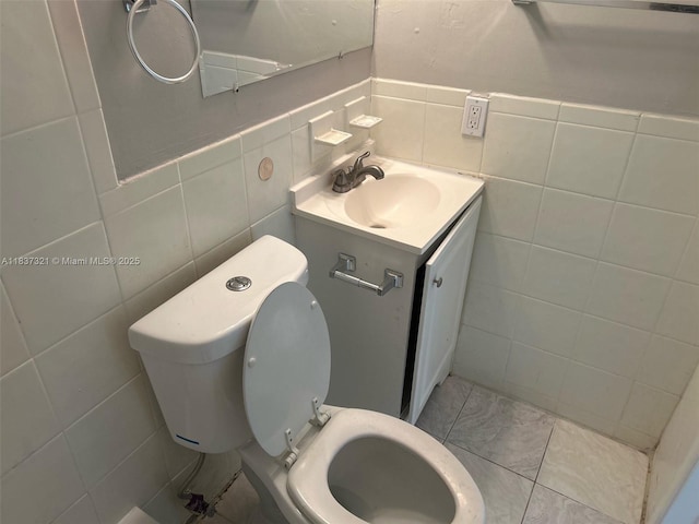 4021 NW 7th Ave, Deerfield Beach, FL 33064 - bathroom featuring tile walls and vanity