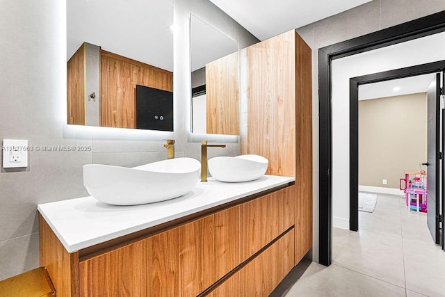 10746 Charleston Pl, Cooper City, FL 33026 - bathroom featuring double vanity